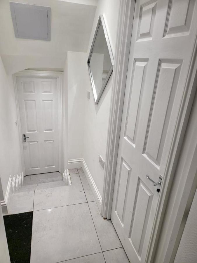 Fancy Basement Flat A Apartment London Exterior photo